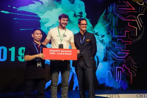 Vorschau Bild von Founder/CEO Lukas Zirker und Head of Sales Philipp
Lederle bei der Preisverleihung