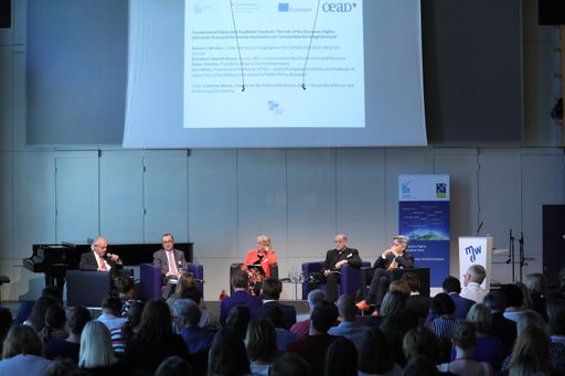 https://www.apa-fotoservice.at/galerie/17596 Akademische Freiheit
und die gesellschaftliche Verantwortung der Hochschulen standen im
Fokus der international besetzten Podiumsdiskussion im Rahmen des
Bologna-Tages 2019 der OeAD GmbH. V.l.n.r.: Gastgeber Vizerektor
Christian Meyer, mdw; Liviu Matei, CEU – Central European
University; Rektorin Edeltraud Hanappi-Egger, WU Wien; Untersekretär
Friedrich Bechina, Vatikan und Präsident Sijbolt Noorda, Magna
Charta Observatory.