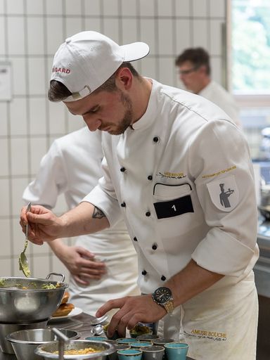 Vorschau Bild von Sieger bei der Zubereitung vom Wiener-Gastro Burger
2019
