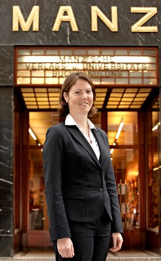  Susanne Stein-Pressl, Geschäftsführende
Gesellschafterin von MANZ, vor der Manz’schen Verlags und
Universitätsbuchhandlung am Wiener Kohlmarkt 16