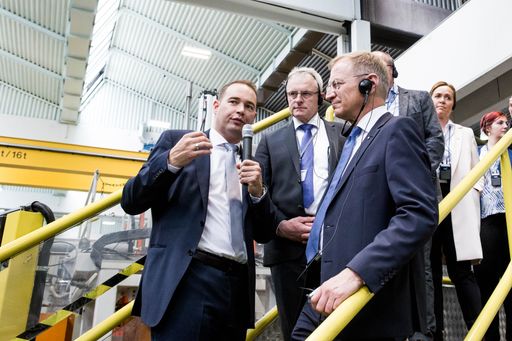  HAI CEO Rob van Gils (links im Bild) im Gespräch
mit OÖ LH Thomas Stelzer (vorne rechts) mit Gästen