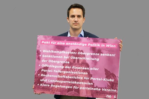 Christoph Wiederkehr (NEOS Wien Klubobmann) präsentiert den Pakt
für anständige Politik in Wien.