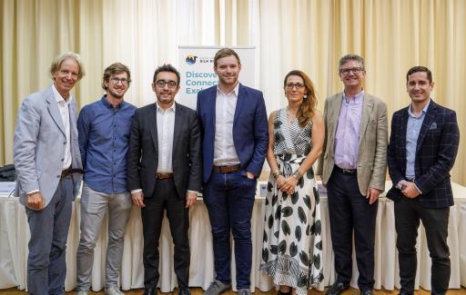 Vorschau Bild von Der Expertenstab, sowie das Team der EUROPE GOES SILK ROAD
Initiative und der Ehrengast Bruno Maçães.