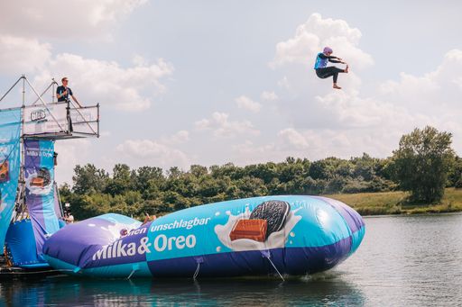 Vorschau Bild von Promis blobbten beim Milka & Oreo Charity-Blobbing für den guten
Zweck. Im Bild: Michaela Kirchgasser
