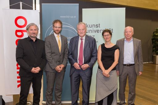 Personen v.l.n.r.: Erich Gaffal (Cluster-Manager, Möbel- und
Holzbau Cluster, Business Upper Austria), Klemens Himpele, (Leiter
der MA 23 - Wirtschaft, Arbeit und Statistik der Stadt Wien),
Hermann Bell (Ehrenpräsident des Aufsichtsrates der Oberbank AG),
Tina Frank (Leiterin der Abteilung Visuelle Kommunikation,
Kunstuniversität Linz) und Reinhard Kannonier (Rektor
Kunstuniversität Linz) © Mark Sengstbratl