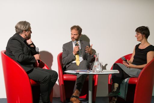 Vorschau Bild von Personen v.l.n.r.: Erich Gaffal (Cluster-Manager, Möbel- und
Holzbau Cluster, Business Upper Austria), Klemens Himpele, (Leiter
der MA 23 - Wirtschaft, Arbeit und Statistik der Stadt Wien) und
Tina Frank (Leiterin der Abteilung Visuelle Kommunikation,
Kunstuniversität Linz) bei der Podiumsdiskussion © Mark Sengstbratl