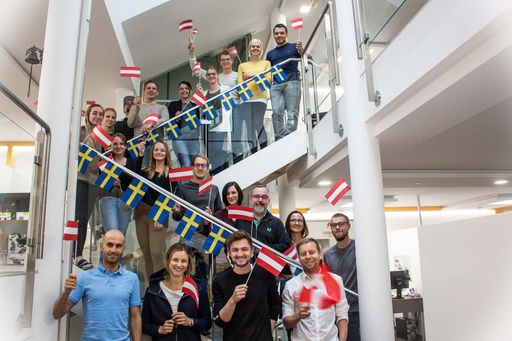  Das Team von eMagnetix ist unglaublich stolz auf die Auszeichnung
zum fünftbesten Arbeitgeber Europas (in der Kategorie mit weniger
als 50 Mitarbeitern) - Querformat, honorarfreier Abdruck