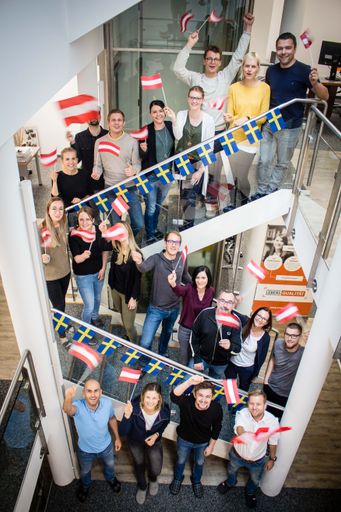 Vorschau Bild von Das Team von eMagnetix ist unglaublich stolz auf die Auszeichnung
zum fünftbesten Arbeitgeber Europas (in der Kategorie mit weniger
als 50 Mitarbeitern) - Hochformat, honorarfreier Abdruck