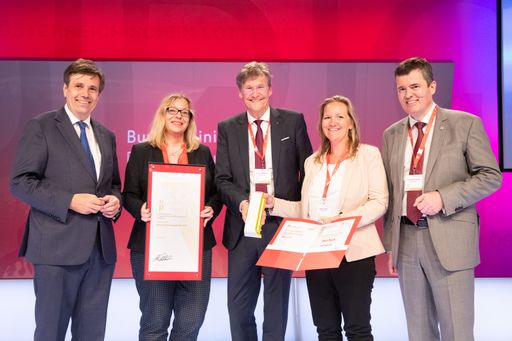 Verleihung Staatspreis Unternehmensqualitaet. FOTO:
Matthias Tschirf, Sektionschef, Bundesministerium für
Digitalisierung und Wirtschaftsstandort (L) und Franz Peter Walder, Sprecher der Jury (R) verleihen den Staatspreis
Unternehmensqualitaet an BKS Bank AG