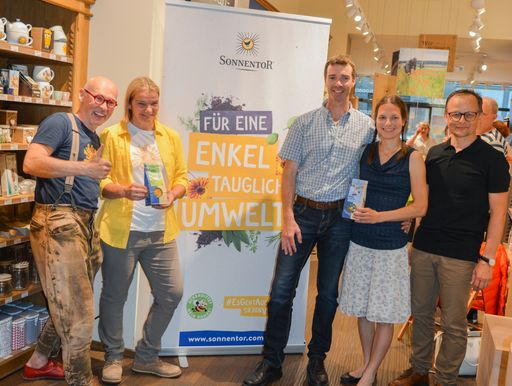 Am Weltumwelttag präsentierte SONNENTOR den "Verein
zur Förderung einer enkeltauglichen Umwelt in Österreich". Im Bild:
SONNENTOR Gründer Johannes Gutmann, SONNENTOR Anbauberaterin
Elfriede Stopper, SONNENTOR Anbaupartner Johann und Eva Neuner und
Ökologe Prof. Dr. Johann Zaller.