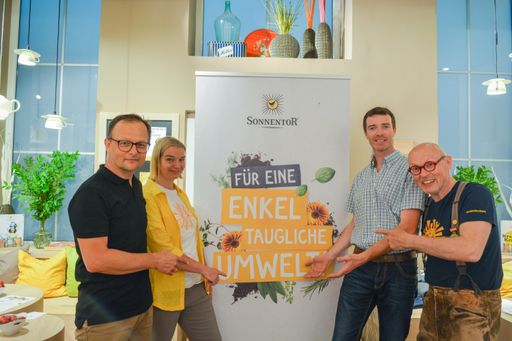 Vorschau Bild von Ökologe Prof. Dr. Johann Zaller, SONNENTOR
Anbauberaterin Elfriede Stopper, Bio-Bauer Johann Neuner und
SONNENTOR Gründer Johannes Gutmann - setzten sich gemeinsam für eine
enkeltaugliche Umwelt ein.