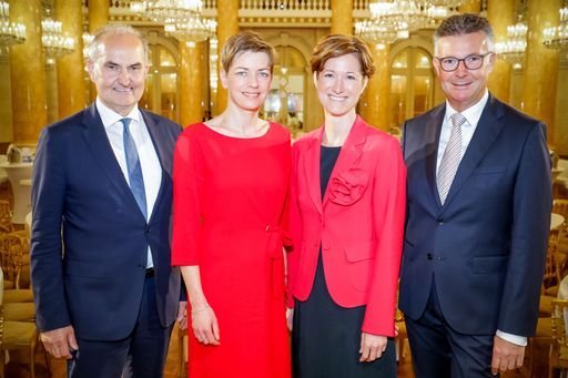 „Eine starke Kraft für Europa“ – unter diesem Motto
lud die österreichische Lebensmittelindustrie am 5. Juni 2019 zu
ihrem 18. Jahresempfang. Im Zentrum des Abends stand die Rolle der
Branche in Europa und in Österreich. Im festlichen Ambiente der
Hofburg Wien trafen rund 300 Spitzenvertreter aus Wirtschaft und
Politik sowie Partner entlang der gesamten Lebensmittelkette
zusammen. Beim Empfang wurde erstmals auch der neugeschaffene
Wissenschaftspreis DER ALIMENTARIUS der Zeitschrift DIE ERNÄHRUNG
vergeben.