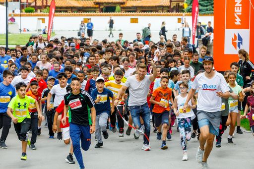 1.500 Schüler*innen startetet heuer beim U-RUN for
Kids im Wiener Donaupark. Mit dabei auch Runtatsic-Gründer Florian
Gschwandtner.