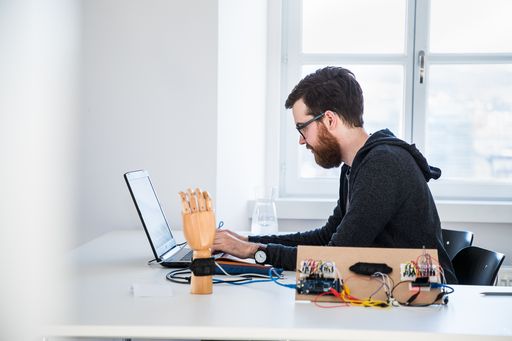 Jetzt zu den Zulassungsprüfungen an der Kunstuniversität Linz
anmelden © Fotostudio Eder / Juliana Tasler