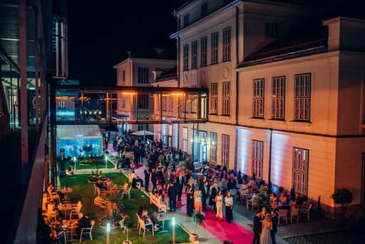  Am Samstag, dem 15. Juni 2019 wird der 5.
Campus-Ball Krems das Studien- und Forschungsareal erneut in einen
wunderschönen In- und Outdoor-Ball verwandeln. Auch heuer wird zu
einem Fest der Wissenschaft und Bildung in der frühsommerlichen
Wachau eingeladen