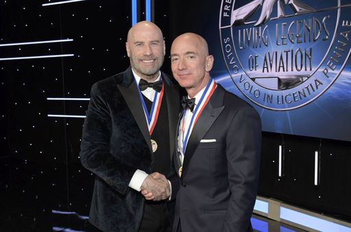  John Travolta und Jeff Bezos bei der Award Ceremony
Living Legendes of Aviation 2019 in LA. Honorarfrei © Larry Grace.