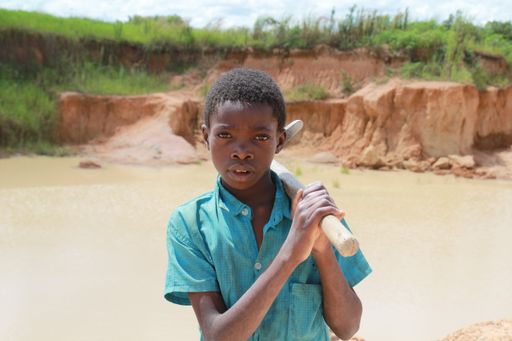 Weltweit schuften 73 Millionen Kinder unter
ausbeuterischen Bedingungen, so wie hier im Steinbruch in Sambia.
Die Kindernothilfe setzt einen Schwerpunkt ihrer Arbeit auf den
Kampf gegen die Ausbeutung.