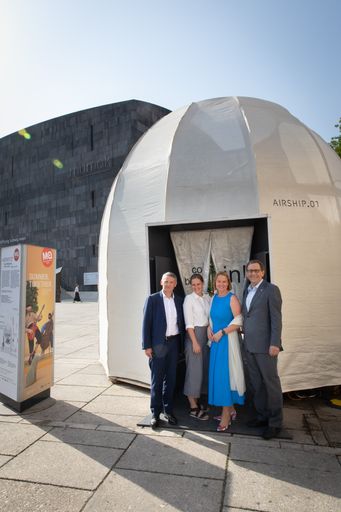 Vorschau Bild von Eröffnung Airship.01 im MuseumsQuartier Wien mit v.l.n.r.: Georg
Schöppl, Vorstand, Österreichische Bundesforste; Lisa Maria
Enzenhofer, Architektin Breathe Earth Collective; Petra Stolba,
Geschäftsführerin, Österreich Werbung; Christian Strasser, Direktor
MuseumsQuartier Wien