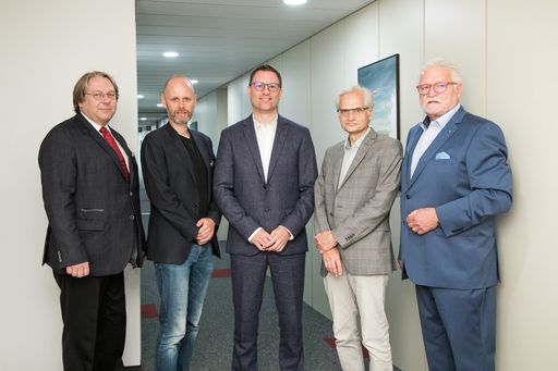  https://www.apa-fotoservice.at/galerie/19132 Im Bild v.l.n.r.:
Norbert Sepp (Leiter der dermatologischen Abteilung des
Ordensklinikums Linz), Gregor Radinger (Leiter des Lichtlabors an
der Donau-Universität Krems), Markus Gschweidl (Bundesinnungsmeister
der Augenoptiker/Optometristen), Gerhard Klösch (Schlafforscher an
der Medizinischen Universität Wien), Erwin Stella (Stellvertretender
Wiener Landesinnungsmeister der Augenoptiker/Optometristen)