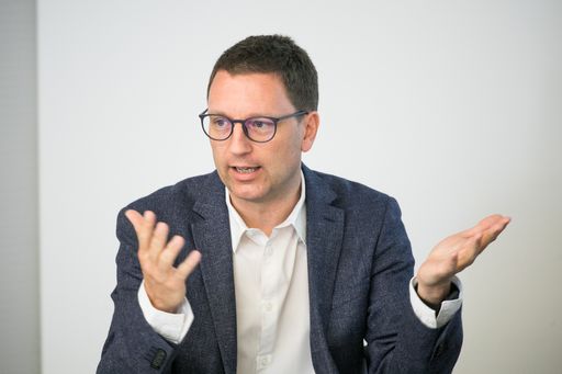 Vorschau Bild von Markus Gschweidl, Bundesinnungsmeister der
Augenoptiker / Optometristen, klärt über UV-Licht, Blaulicht und
Augen auf.