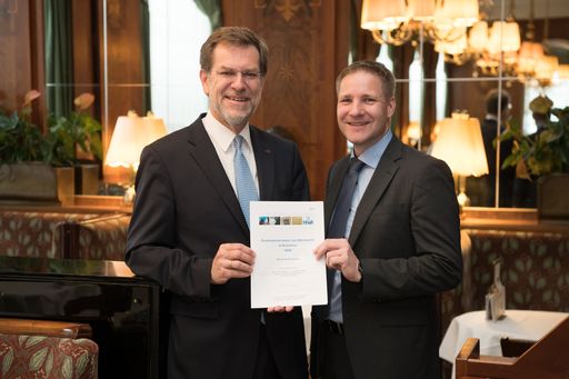 https://www.apa-fotoservice.at/galerie/19172 Mag. Andreas
Zakostelsky, Generaldirektor der VBV Gruppe und Univ.-Prof. MMag.
Dr. Gottfried Haber, Wirtschaftswissenschaftler.