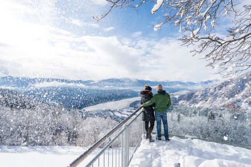 Vorschau Bild von Bei einer winterlichen Wanderung durch die
malerische See- und Berglandschaft darf ein Ausflug zum
Sternenbalkon nicht fehlen