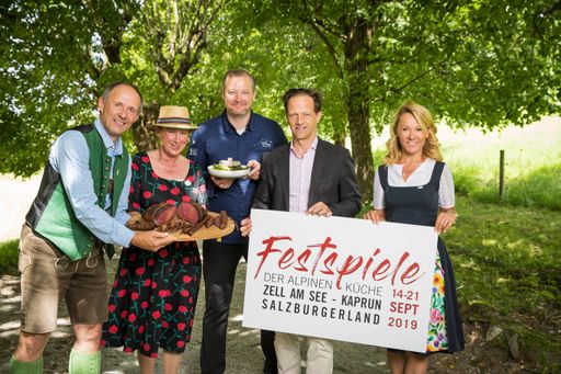  Premiere für die Festspiele der Alpinen Küche im
SalzburgerLand: (v.l.) Leo Bauernberger (Geschäftsführer
SalzburgerLand Tourismus), Andrea Berger (Farmers Club Salzburg),
Spitzenkoch Andreas Döllerer, Klaus Buttenhauser (Organisator
Festspiele der Alpinen Küche) und Renate Ecker (Tourismusdirektorin
Zell am See-Kaprun).