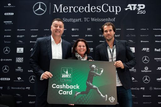  Turnierdirektor Edwin Weindorfer (links), Silvia Kelemen Weihs,
Head of Public Relations myWorld Solutions, und Turnierbotschafter
Tommy Haas freuen sich über das Tennis Cashback Programm.