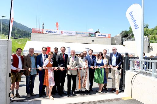 feierliche Eröffnung KW Gries (v.ln.r. Bgm.
Taxenbach Gassner, LAbg. Scheinast, Salzburg AG Vorstand Ebner,
Landtagspräsidentin Pallauf, Projektleiter Badura, Salzburg AG
Vorstandssprecher Schitter, Salzburg AG Aufsichtsrat Landeshauptmann
Haslauer, Pfarrer Onema, VHP Geschäftsführer Amerer, Verbund CEO
Anzengruber, Bgm. Bruck/G. Huber, VHP Geschäftsführer Gruber,
Verbund-Vorstand Strugl)