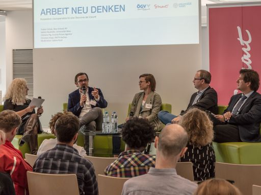  Im Bild v.l.n.r.: Sabine Kock (GF Smart Austria),
Clemens Pig (GF APA), Sabine Neuhofer (Soziologin Uni Wien),
Christian Hopp (Ökonom RWTH Aachen), Trebor Scholz (The New School
N.Y.)