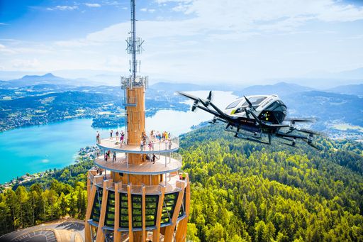  Bald sollen Lufttaxi über den Wörthersee zum
Pyramidenkogel fliegen – heute noch als Fotomontage