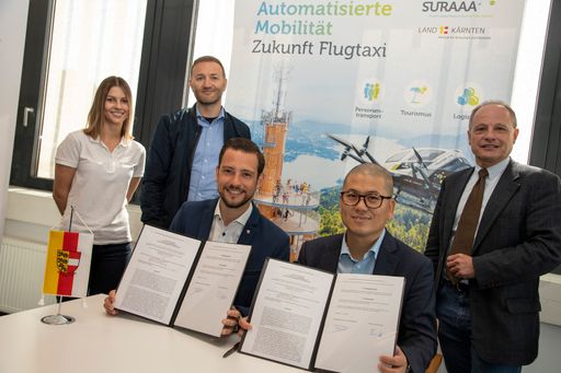 Vorschau Bild von Vertragsunterzeichnung Kärnten EHang, von links
SURAAA-Projektleiter Walter Prutej, Landesrat Sebastian Schuschnig
vom Land Kärnten, Felix Lee von EHang, Albert Kreiner vom Land
Kärnten