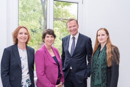 Zur Hochschulleitung der FH des BFI Wien gehören
Geschäftsführung und Kollegium. Von links nach rechts: stv.
Geschäftsführerin Eva Schlattau, Geschäftsführerin Eva
Schiessl-Foggensteiner, Rektor Andreas Breinbauer, Vizerektorin Ina
Pircher.