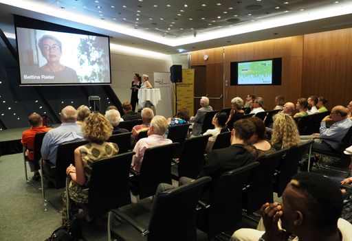 Vorschau Bild von 10 Jahres Feier - Verein Respekt.net am 13. Juni
2019 im Haus der Raiffeisenbank International in Wien. Bild zeigt:
Uebersicht einer Videopraesentation mit Moderatorin Anna
Mueller-Funk und Praesidentin Bettina Reiter ..FOTO: GUENTER R.
ARTINGER