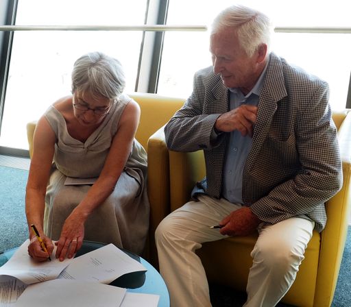 Vorschau Bild von 10 Jahres Feier - Verein Respekt.net am 13. Juni
2019 im Haus der Raiffeisenbank International in Wien. Bild zeigt:
Praesidentin Bettina Reiter (Respekt) und Ernst Loeschner (Alpine
Peace Crossing) bei der Vertragsunterzeichnung..FOTO: GUENTER R.
ARTINGER