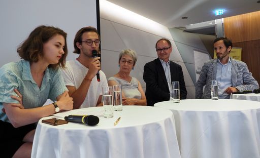 Vorschau Bild von 10 Jahres Feier - Verein Respekt.net am 13. Juni
2019 im Haus der Raiffeisenbank International in Wien. Bild zeigt:
(v.l.n.r.) Alisa Vengerova (Donnerstag Demo), Max Fuchsluger (Friday
for Future) Praesidentin Bettina Reiter, Respekt-Gruender Martin
Winkler und Klaus Schwertner (Caritas)..FOTO: GUENTER R. ARTINGER