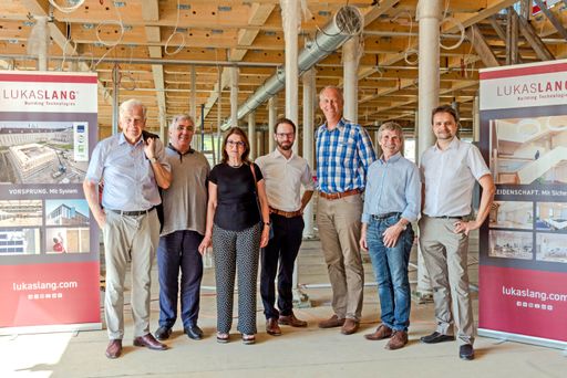 Vorschau Bild von Die Gleichenfeier des International Campus Vienna
mit zahlreichen Gästen: v.l.n.r.: DDr. Bernhard Görg (ehm.
Vizebürgermeister Wien), Wolfgang und Renate Achtsnit (Architekten),
Dipl.-Ing. Christian Leitner (Lukas Lang Building Technologies
GmbH), Marcus Aszmann (International Campus Vienna), Rudi
Wieselthaler (Bezirksrat Favoriten ÖVP), DI Stefan Sima (WSE Wiener
Standortentwicklung GmbH)