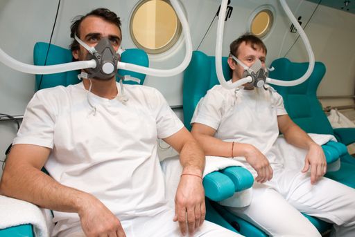 Vorschau Bild von Bis zu zwölf Personen können gleichzeitig in der
hochmodernen hyperbaren Sauerstoff-Druckkammer im ADELI Medical
Center behandelt werden - etwa nach Kohlenmonoxid-Vergiftungen.