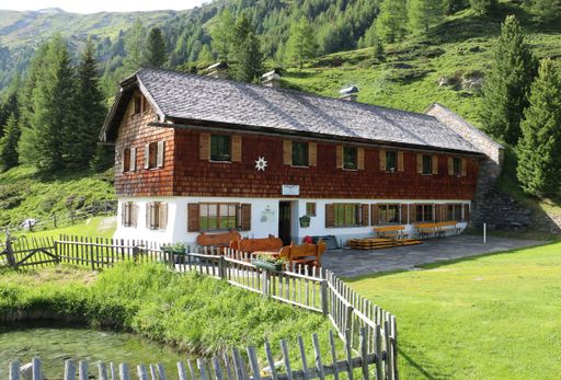  Die Sticklerhütte im Lungau ist ab sofort
Bio-zertifiziert und bietet ihren Gästen Bio-Schmankerln aus der
Region
