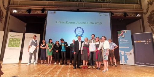 Preisverleihung Green Events Austria Gala Personen von Links nach
Rechts Bürgermeister von Eisenstadt Thomas Steiner, Linda
Zechmeister, Peter Hartl, Andrea Gensbichler, Sektionschefin Ulrike
Rauch-Keschmann