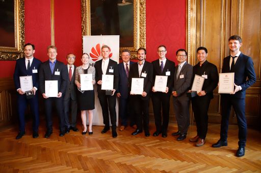 Bürgermeister Michael Ludwig gratuliert den
SiegerInnen des Huawei Studierendenwettbewerbs.