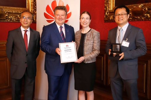 Vorschau Bild von Bürgermeister Michael Ludwig, Botschafter Li und
CEO Huawei Austria Panyao gratulieren Gewinnerin Elisabeth Schreck.