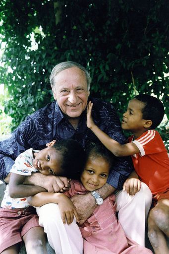 Idee und Lebenswerk von SOS-Kinderdorf-Gründer
Hermann Gmeiner (im Bild mit Kindern im SOS-Kinderdorf
Assomada/Kapverden) ging in 70 Jahren um die ganze Welt. Gmeiners
Erbe ist heute in 135 Ländern präsent