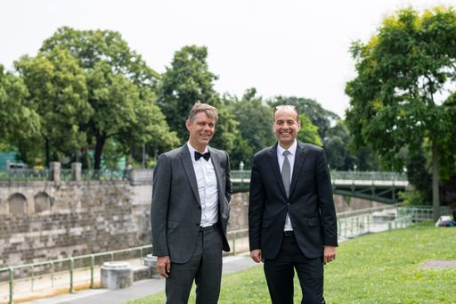 Österreichs höchstdotierte Wissenschaftspreise sind
vergeben: Die internationale Fachjury des Wissenschaftsfonds FWF
zeichnet den Historiker Philipp Ther (Bild links) und den
Mikrobiologen Michael Wagner (Bild rechts) mit dem
Wittgenstein-Preis 2019 aus.