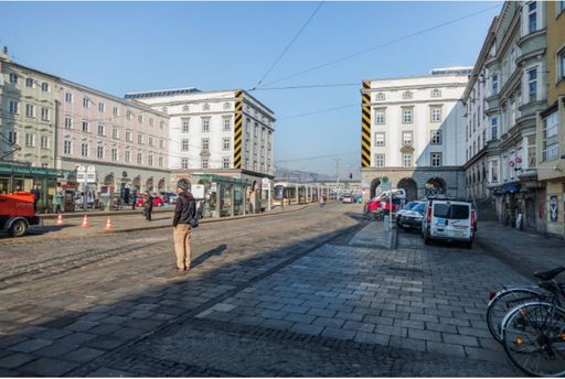 Vorschau Bild von Schon von weitem ist die Fassadeninstallation „Ist das Kunst oder
bleibt das so?“ zu sehen. © Verena Mayrhofer