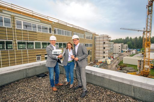 W&H-Geschäftsführer KommR DI Peter Malata, seine
Frau Mag.a Daniela Malata, Vice President Human Resources, und Ing.
Herbert Traschwandtner, Vice President Operations, freuen sich über
das erfolgreiche Bauprojekt am W&H-Headquarter.