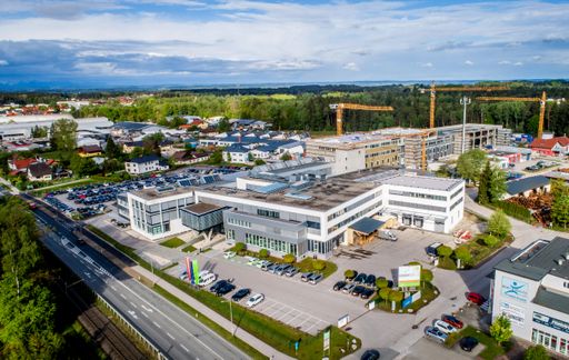 Vorschau Bild von Luftaufnahme Werk 2: Die zweite Bauetappe mit der
Errichtung der Hallen 3 bis 5 schreitet zügig voran.