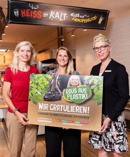  Prämierung der Gewinneridee mit Tanja
Dietrich-Hübner (Leitung Nachhaltigkeit REWE International AG),
Monika Fallenegger (Gewinnerin des Ideenwettbewerbs) und Sophie
Lampl (Kampagnendirektorin bei Greenpeace in Österreich)