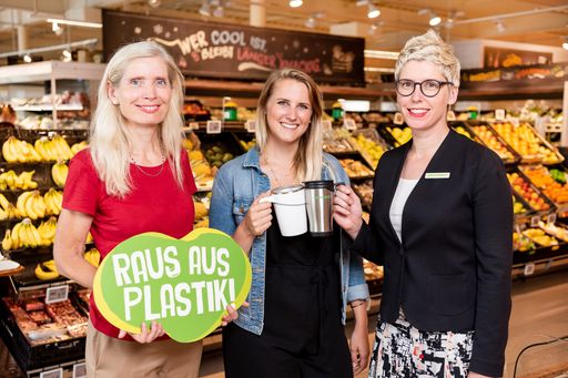 Vorschau Bild von Tanja Dietrich-Hübner (Leitung Nachhaltigkeit REWE
International AG), Monika Fallenegger (Gewinnerin des
Ideenwettbewerbs) Sophie Lampl (Kampagnendirektorin bei Greenpeace
in Österreich)