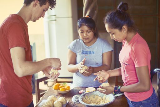 Der Freiwillige Valentin Wiesinger aus Wien
bereitet in San Ignacio de Velasco/Bolivien mit Mädchen aus dem
Internat österreichische Marillenknödel zu